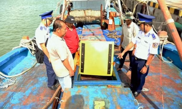 Tàu chở 90.000 lít dầu không rõ nguồn gốc
