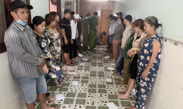24 con bạc thuê nhà nghỉ để lắc tài xỉu