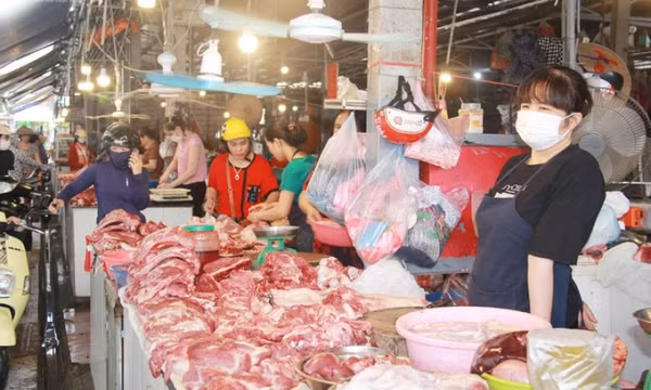 Giá heo hơi tăng cao, tiểu thương lại lo méo mặt