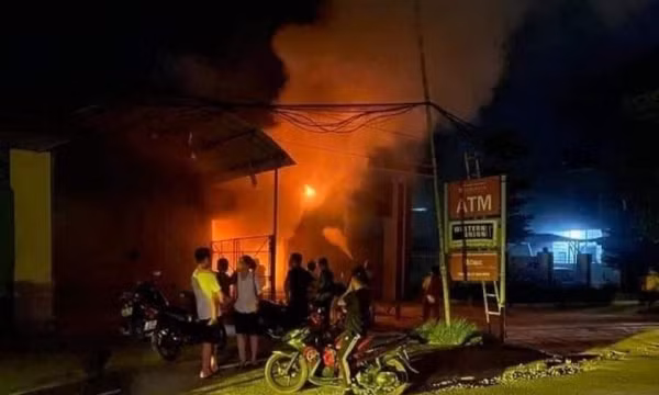 Không lý do, nam thanh niên Hải Phòng nửa đêm đi mua xăng đốt cây ATM