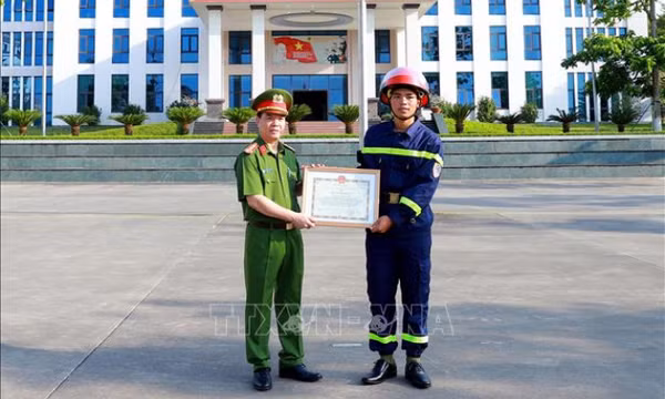 Khen thưởng chiến sỹ giải cứu hơn 100 học sinh trong đêm mưa lũ