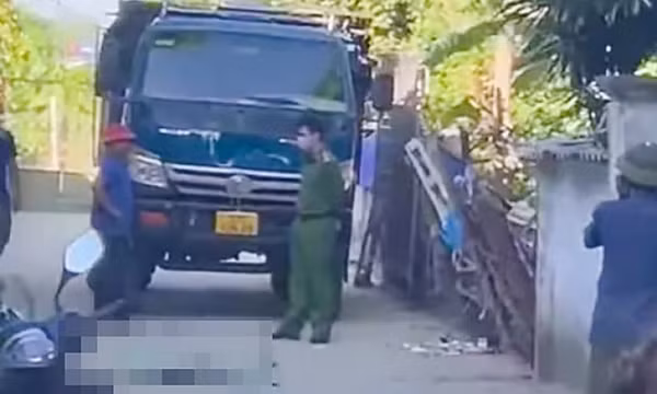 Xe tải lùi vào ngõ cán bé 2 tuổi tử vong ở Nghệ An