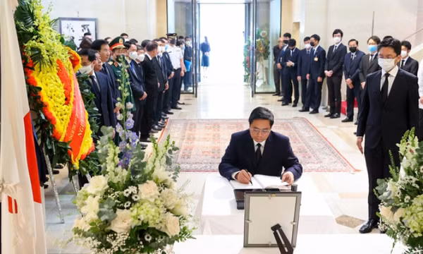Thủ tướng Phạm Minh Chính ghi sổ tang tưởng niệm cựu Thủ tướng Nhật Bản Abe Shinzo