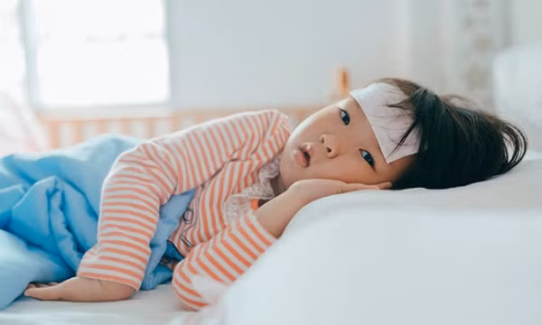 4 sai lầm khi chăm trẻ sốt làm con lâu khỏi bệnh lại tốn kém