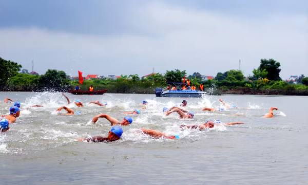 Ngày hội bơi trên sông Cầm