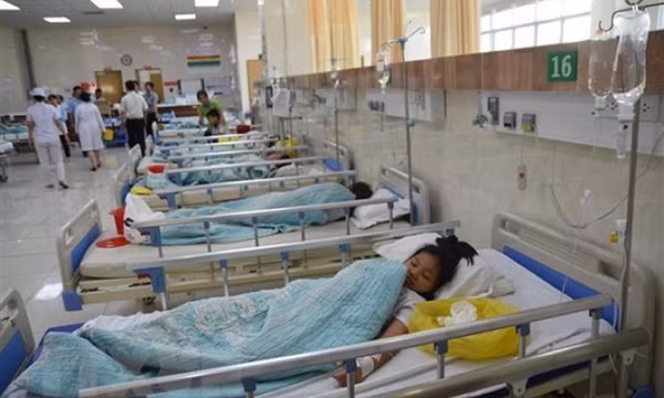 8 người bị ngộ độc sau bữa ăn tối phải nhập viện cấp cứu