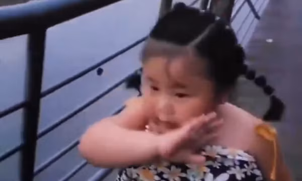 240 triệu người xem video bé gái Trung Quốc đi bộ giảm cân