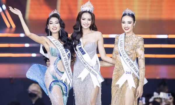 Hoa hậu cũ chưa qua, hoa hậu mới đã tới