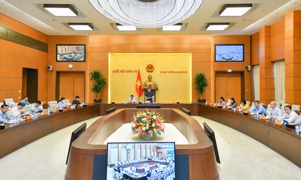 Thông qua Nghị quyết giảm kịch khung thuế bảo vệ môi trường đối với xăng, dầu, mỡ nhờn