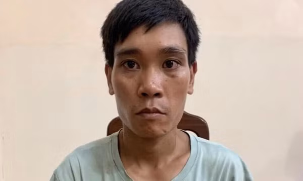 Bắt giữ tại hiện trường kẻ cầm dao đuổi chém công an ở trụ sở UBND