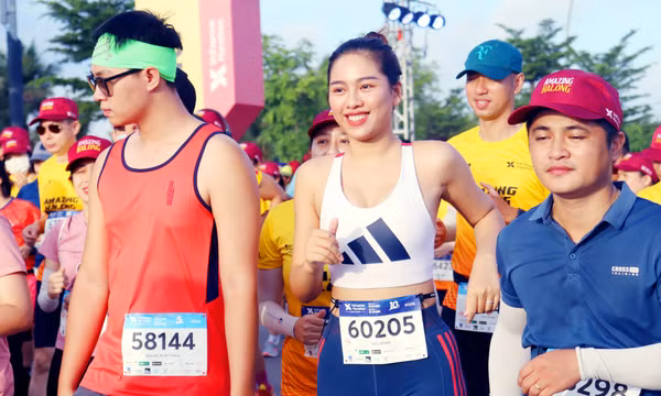 Ấn tượng ngày hội của các runner trên đường chạy bên bờ Di sản