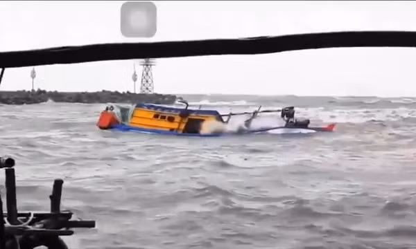 Tàu cá bị sóng đánh chìm khi đang vào bờ tránh bão, hai người mất tích