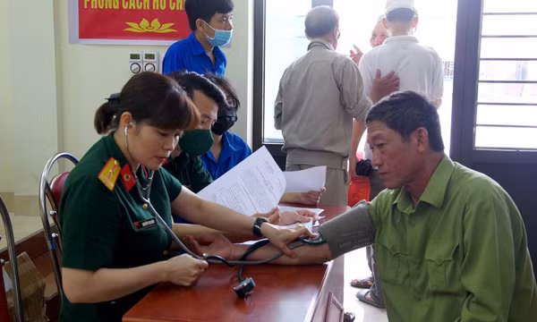 Khám bệnh, cấp thuốc miễn phí cho đối tượng chính sách  