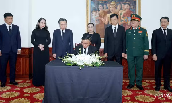 Lãnh đạo Đảng, Nhà nước viếng đồng chí Saysomphone Phomvihane, Ủy viên Bộ Chính trị, Chủ tịch Quốc hội Lào