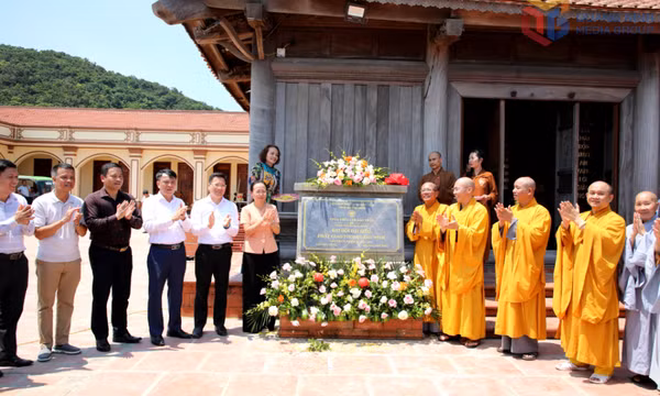 Gắn biển công trình Chùa Trúc Lâm Đảo Trần chào mừng Đại hội đại biểu Phật giáo tỉnh Quảng Ninh