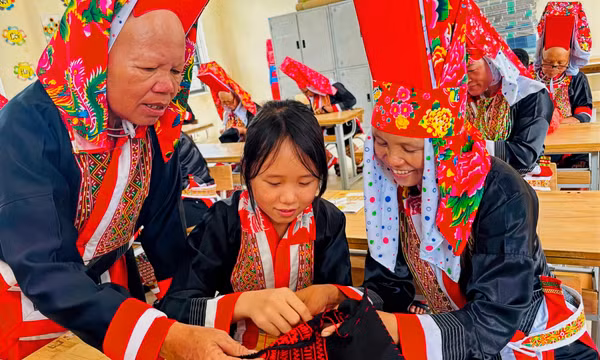 Giữ nét hoa văn thổ cẩm ở Quảng Tân 