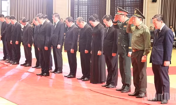 Chủ tịch Quốc hội Trần Thanh Mẫn viếng đồng chí Saysomphone Phomvihane