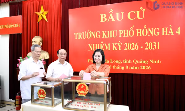 Đồng chí Trịnh Thị Minh Thanh, Phó Bí thư Thường trực Tỉnh ủy, kiểm tra công tác tổ chức bầu cử trưởng thôn, bản, khu phố