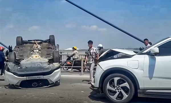 Hà Nội: Ô tô lật ngửa sau tai nạn liên hoàn trên cầu Nhật Tân
