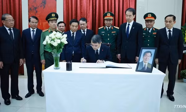 Thủ tướng Lê Minh Hưng dẫn đầu Đoàn đại biểu Đảng, Nhà nước, Mặt trận Tổ quốc Việt Nam viếng nguyên Thủ tướng Quốc vụ viện Trung Quốc Chu Dung Cơ
