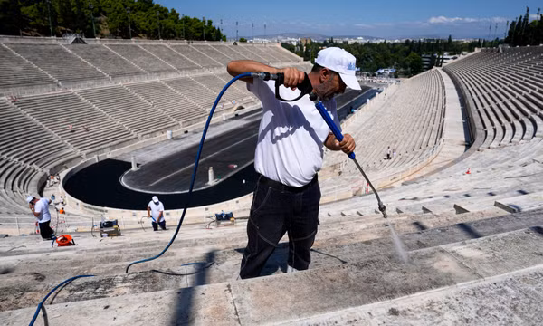 Sân vận động Olympic bằng đá cẩm thạch ở Athens được làm sạch sau hơn một thế kỷ