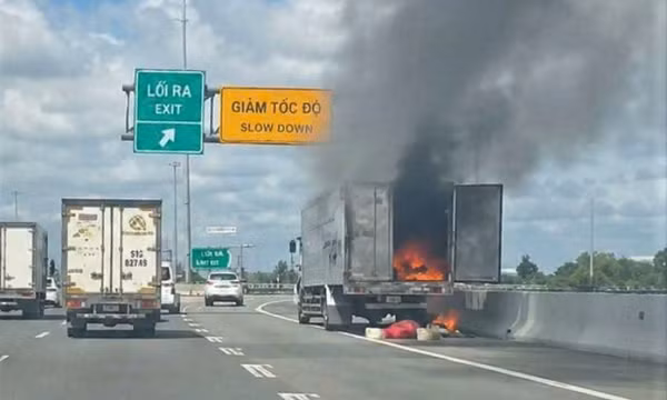Cháy xe thư báo trên cao tốc TP. Hồ Chí Minh - Trung Lương