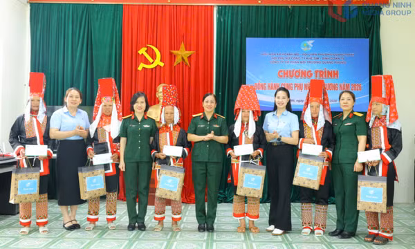 Trao mô hình sinh kế, hỗ trợ phụ nữ và trẻ em vùng biên Hoành Mô