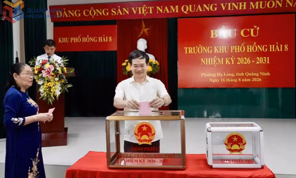 Đồng chí Vũ Quyết Tiến, Phó Bí thư Tỉnh uỷ, Chủ tịch Ủy ban MTTQ tỉnh, dự khai mạc bầu cử trưởng khu phố tại khu Hồng Hải 8 (phường Hạ Long)