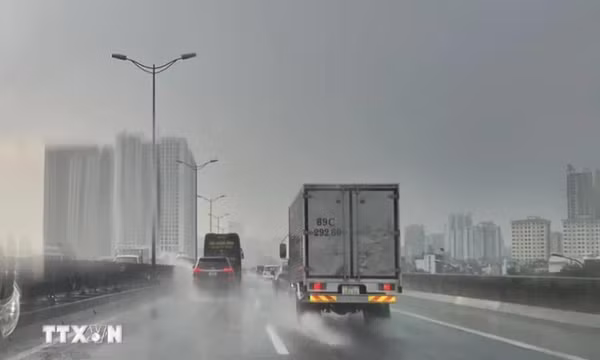 Khu vực Bắc Bộ và Trung Bộ ngày nắng nóng, chiều tối có mưa dông