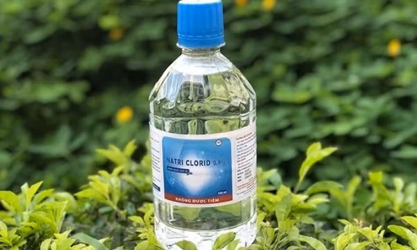 Có nên dùng nước muối sinh lý súc họng, rửa mũi mỗi ngày?
