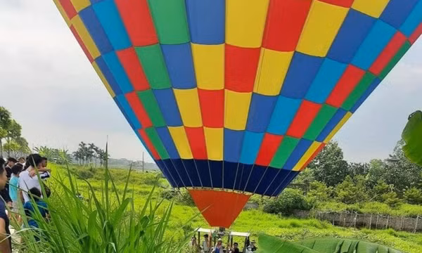 Khinh khí cầu chở 9 người đáp xuống ruộng lúa ở Hà Nội