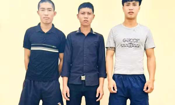 Bị nhắc nhở vì nẹt pô, về gọi thêm người đến đánh công an