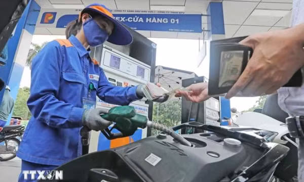 Nên để thị trường điều tiết, doanh nghiệp quyết định giá xăng dầu?