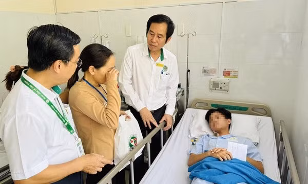 Nam sinh bị đầu độc bằng xyanua được đặc cách tốt nghiệp