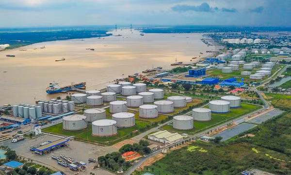 Doanh nghiệp phải mua xăng dầu trong nước với giá cao hơn nhập khẩu?