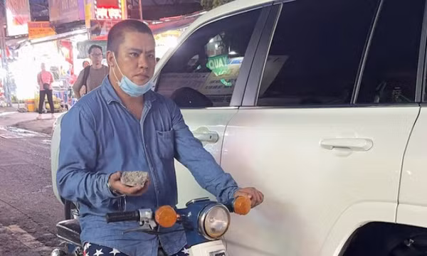 Bắt kẻ vô cớ dùng đá đập kính ô tô ở TPHCM