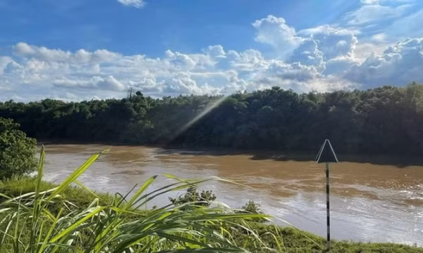 Ra sông Bưởi bắt dế bị lật thuyền, 1 người mất tích