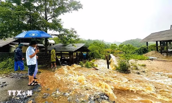 Mưa lớn cục bộ ở nhiều nơi trên cả nước, đề phòng có lũ quét