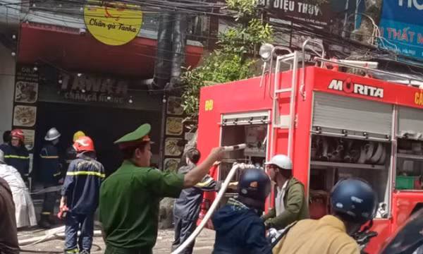 Cháy quán chân gà nướng trên phố Đê La Thành (Hà Nội)