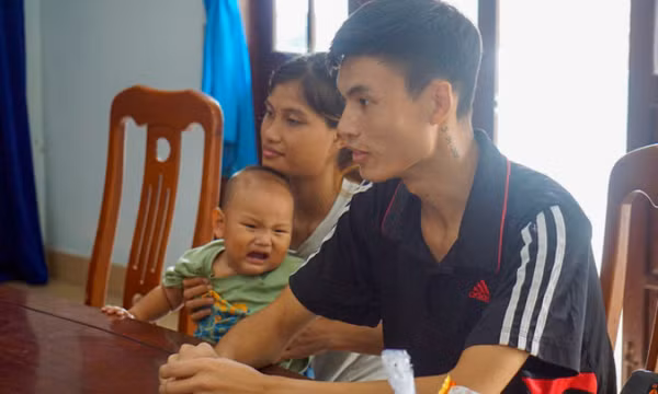 Vợ chồng trẻ được trợ giúp trên đường đi bộ từ Nam ra Bắc