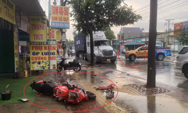 Nam sinh viên đi xe phân khối lớn nguy kịch sau khi húc vào đầu xe tải