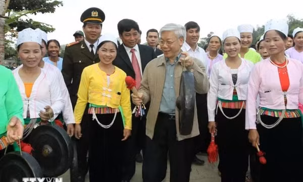 Tổng Bí thư Nguyễn Phú Trọng: Người soi đường cho văn nghệ sỹ