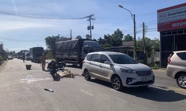 Tông vào ô tô 7 chỗ, người đàn ông đi xe máy tử vong thương tâm
