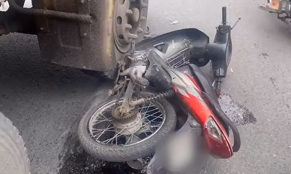 Tai nạn giữa xe tải và xe máy, 1 người nguy kịch