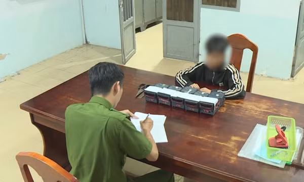 Nhóm thanh thiếu niên cạy phá lấy trộm tiền trong máy bán hàng tự động