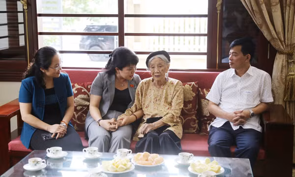 Phó trưởng Đoàn ĐBQH tỉnh thăm, tặng quà người có công tại TP Hạ Long