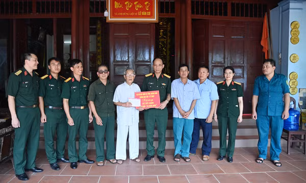 Tặng sổ tiết kiệm cho gia đình thân nhân liệt sĩ tại TX Quảng Yên