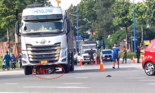 Cụ ông 82 tuổi và xe máy bị xe tải kéo lê giữa vòng xoay