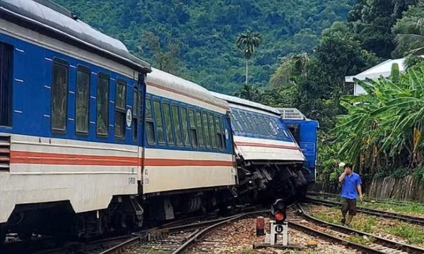 Hai toa tàu trật bánh dưới chân đèo Hải Vân