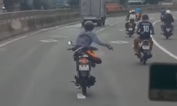 Xử lý người đàn ông đi xe máy “biểu diễn” trên quốc lộ 1A